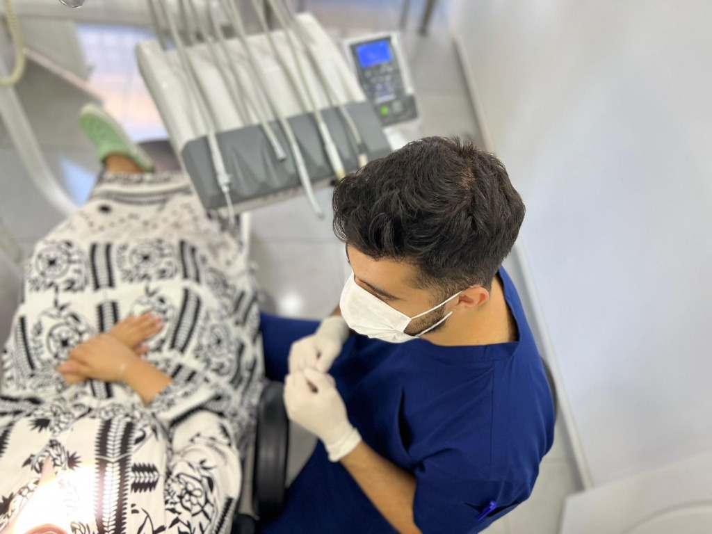 Kadir Emir Töyer Diş Kliniği ergonomik hasta üniti ve tedavi ortamı